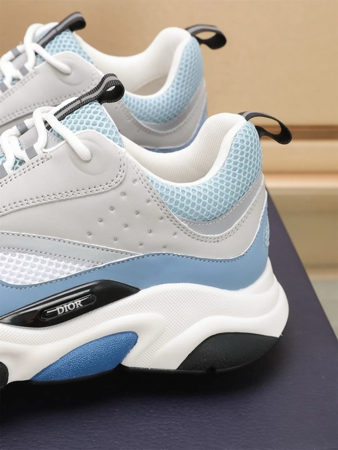 Men's shoes 💰P460💰【Dior】Dior✨ is online at the same time👏 This casual sneaker is a new product in the series and continues Di*r's classic style. The upper is made of original mesh and cow leather, with a two-color textured outsole, and the brand's iconic details on the rear collar and heel to enhance the style. Fashionable and versatile. Wear it with jeans or slacks for a casual look. Size: 38-44 (45 customized)